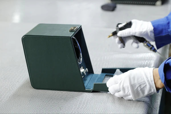 Carica Orologi Cubo Sofa Verde Le Remontoir 7